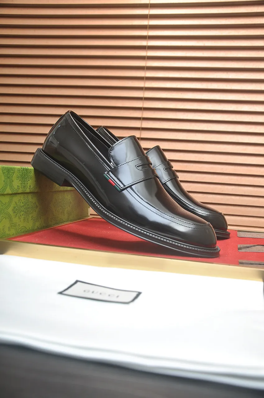 Men's shoes💰500💶Italy's top luxury men's shoe giant (GUCCI) (Gucci) (full cowhide lining) new arrival🍃Original European style🔰 Pleasant to the eye😍In order to make the shoes more durable and non-deformable🌀The production continues to follow traditional methods but there is still no lack of innovation💪Choose original sheepskin for the leather♻️ Smooth and natural And extra bright ⭐Made of imported cowhide, the first choice of rich people 38-45 (45 customized)